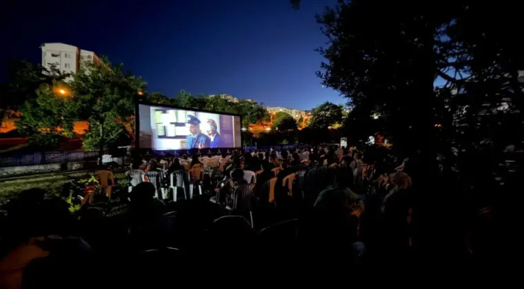 Karabağlar’da açıkhava film keyfi