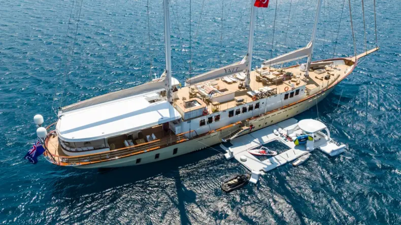 Türk süperyat YAZZ Ege’de hayat kurtardı